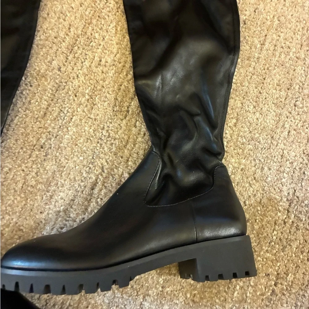Raye Women’s Dustie Knee High Boots Size 7 Faux Leather Upper Black Lug Sole